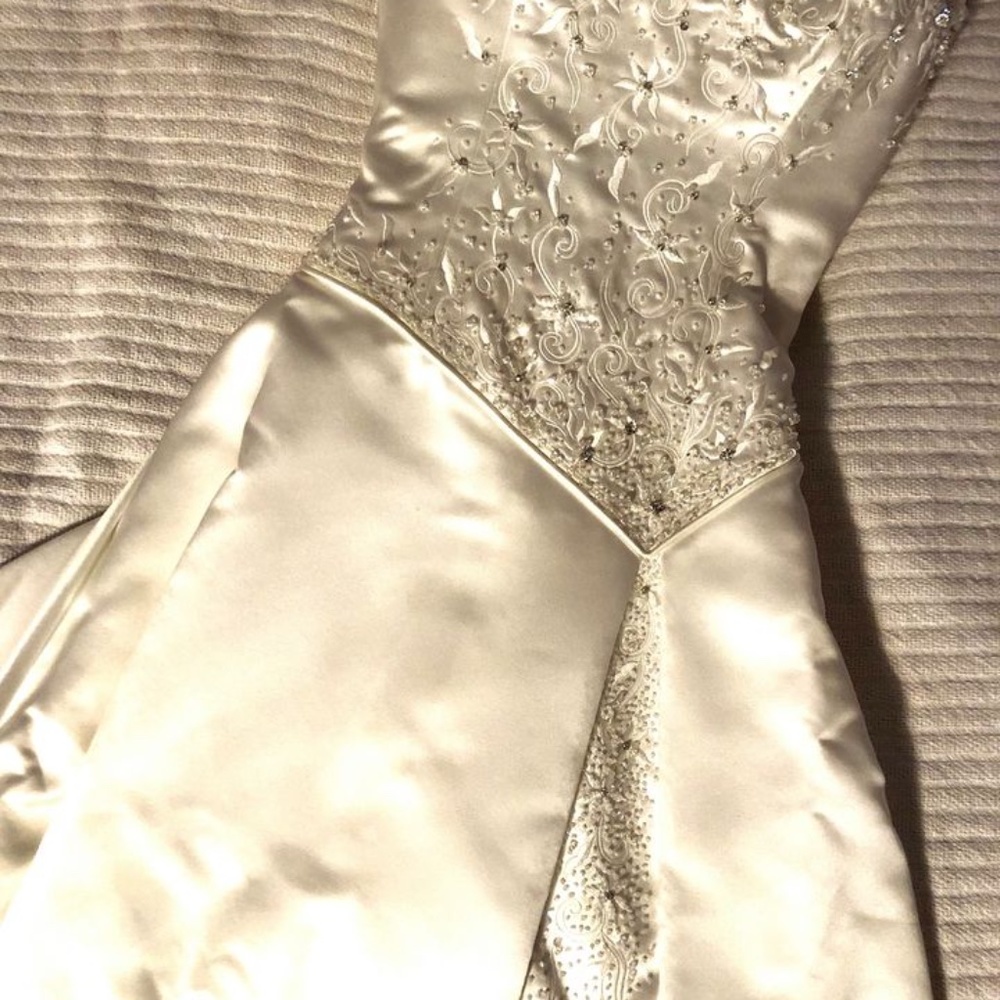 Maggie Sortero beautiful, satin, beaded, corseted wedding dress - Picture 2 of 16